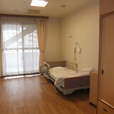 采光良好的单人居室，配有床铺和基础家具